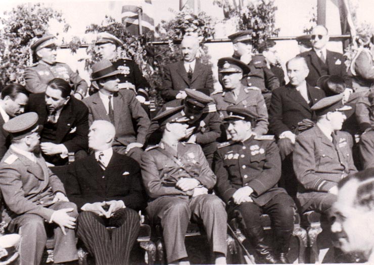 Aspect al tribunei din Piaţa Aviatorilor cu prilejul sărbătoririi în Capitală a zilei de 9 Mai, Ziua Victoriei. În tribună Gh.Gheorghiu Dej, Petru Groza, general colonel Susaicov şi alte persoane (Pavlov Bogdenco, fostul rege Mihai, Gh.Tătărescu, general Dămăceanu, Lt.general Vinogradov).(9 mai 1945)