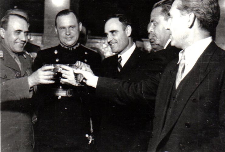 Gh.Gheorghiu Dej, Constantinescu Iaşi, şi alte persoane, la recepţia Comisiei aliate de control, cu prilejul zilei de 9 Mai 1945, ziua Victoriei împotriva fascismului (general Vasiliu Răşcanu)(9 mai 1945)