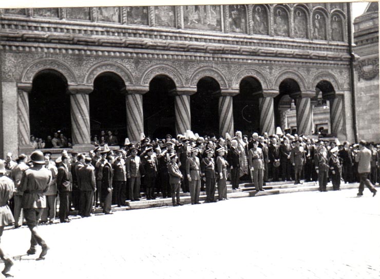 Gh. Gheorghiu Dej, P. Groza, ş.a. în faţa Patriarhiei cu prilejul zilei de 10 Mai 1945.(10 mai 1945)