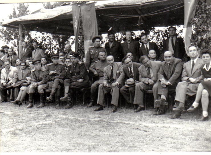 Primul meci de fotbal dintre o echipă muncitorească română şi o echipă sovietică. Gh. Gheorghiu Dej, I.Gh. Maurer ş.a. pe terenul de sport al Laromet-ului (Alexandru Sidoronici Brucan, Bernachi, Xenopol). (1 iunie 1945)