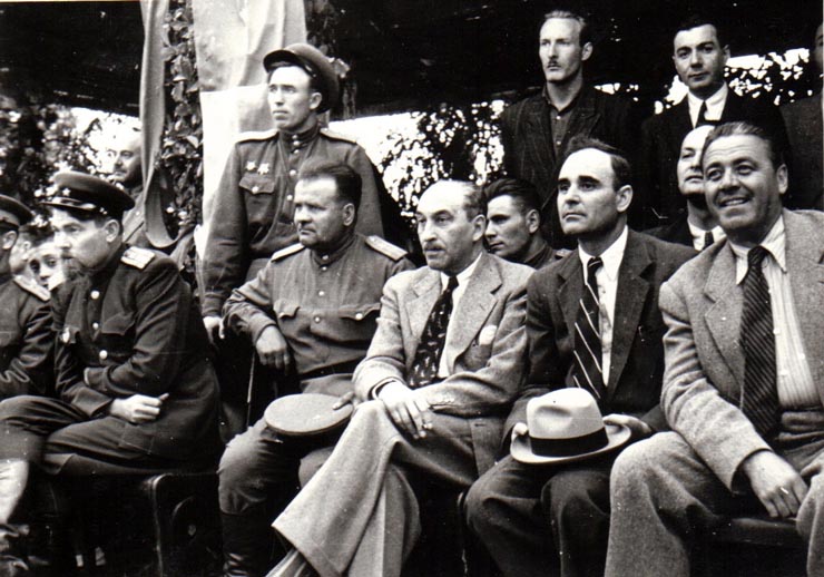 Primul meci de fotbal dintre o echipă muncitorească română şi o echipă sovietică. Gh. Gheorghiu Dej, I.Gh. Maurer ş.a. pe terenul de sport al Laromet-ului (Vasiliev Vladimir). (1 iunie 1945)