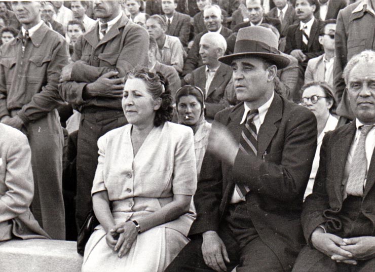 Gh.Gheorghiu Dej şi alte persoane la manifestaţia de prietenie româno-maghiară care a avut loc pe stadionul de lângă Arcul de Triumf din Capitală.(20  iunie 1945)