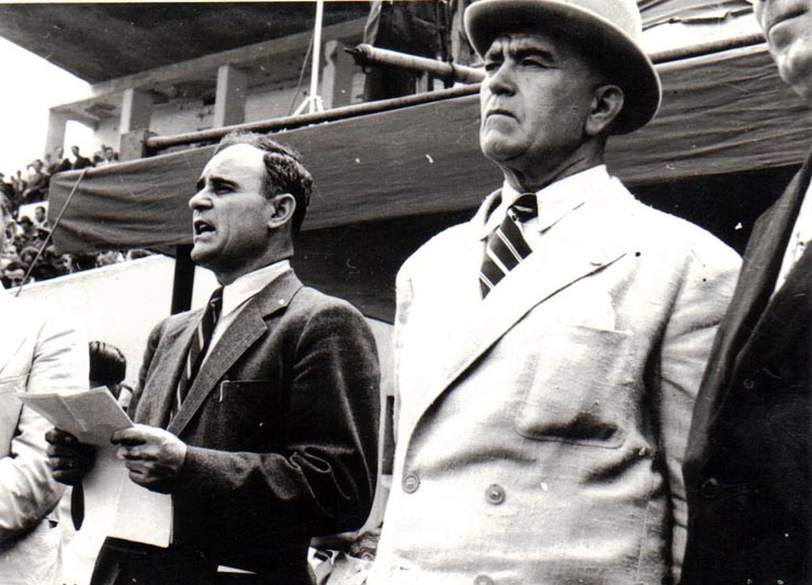 Gh.Gheorghiu Dej, rostindu-şi cuvântarea la Congresul Frontului Plugarilor ţinut pe Stadionul A.N.E.F. din Capitală la 24 iunie 1945 (Petru Groza, Romulus Zăroni).(24 iunie 1945)
