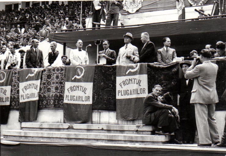 Gh.Gheorghiu Dej, rostindu-şi cuvântarea la Congresul Frontului Plugarilor, ţinut pe Stadionul A.N.E.F. din Capitală la 24 iunie 1945 (Romulus Zăroni, Petru Groza, Mihai Ralea).(24 iunie 1945)
