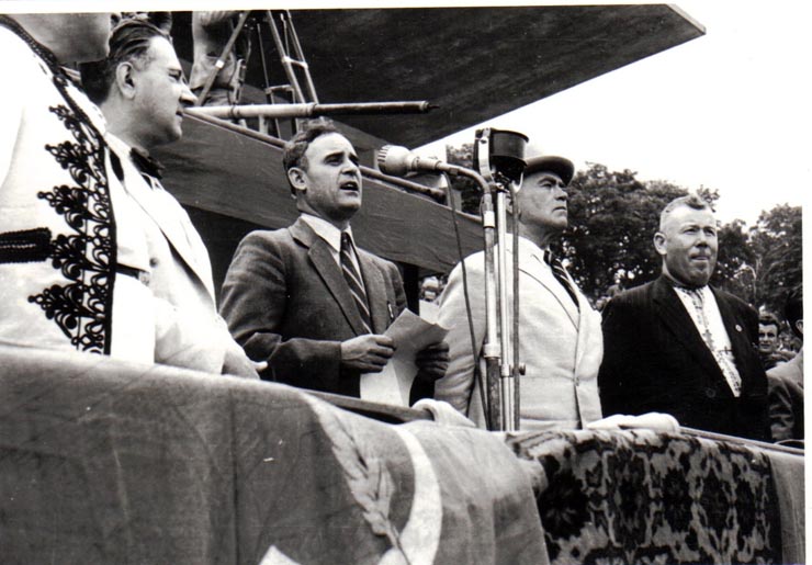 Gh.Gheorghiu Dej, rostindu-şi cuvântarea la Congresul Frontului Plugarilor ţinut, pe Stadionul A.N.E.F. din Capitală la 24 iunie 1945 (Mihai Ralea,  Petru Groza, Romulus Zăroni).(24 iunie 1945)