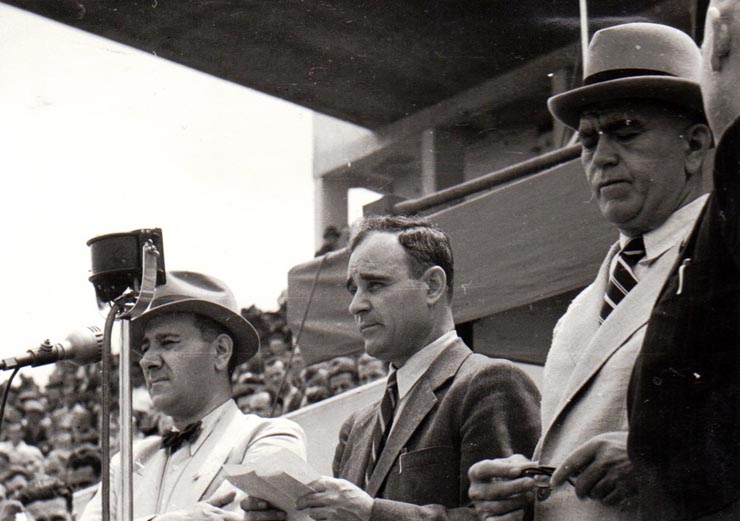 Gh.Gheorghiu Dej, rostindu-şi cuvântarea la Congresul Frontului Plugarilor ţinut, pe Stadionul A.N.E.F. (Mihai Ralea,  Petru Groza).(24 iunie 1945)