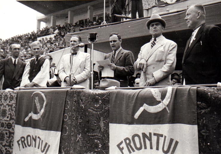 Gh.Gheorghiu Dej, rostindu-şi cuvântarea la Congresul Frontului Plugarilor ţinut, pe Stadionul A.N.E.F. (Romulus Zăroni, Petru Groza, Mihai Ralea, plugarul Moga Fileru).(24 iunie 1945)