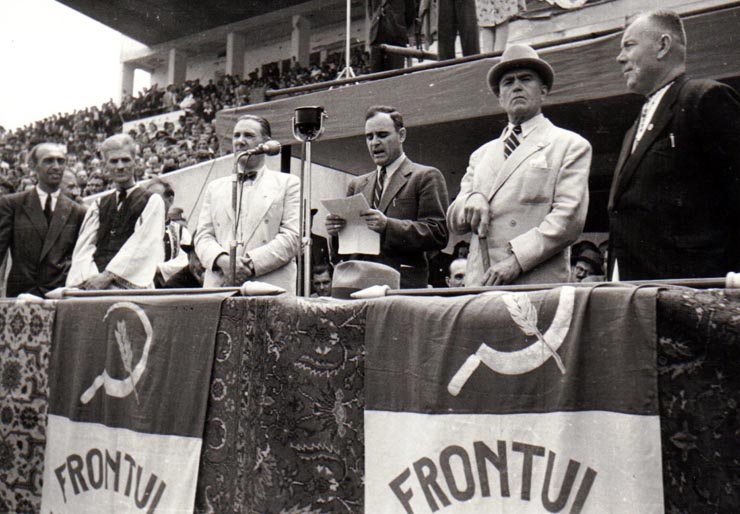Gh.Gheorghiu Dej, rostindu-şi cuvântarea la Congresul Frontului Plugarilor ţinut, pe Stadionul A.N.E.F. (Miron Bele, Mihai Ralea, Petru Groza, Romulus Zăroni).(24 iunie 1945)