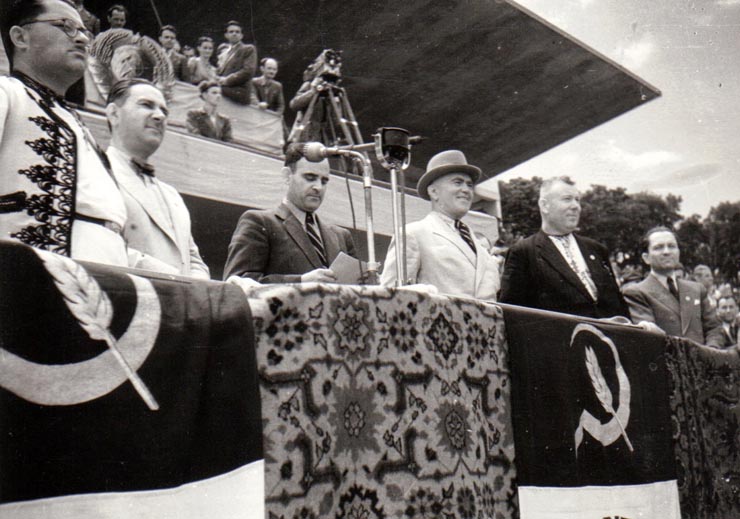 Gh.Gheorghiu Dej, rostindu-şi cuvântarea la Congresul Frontului Plugarilor ţinut, pe Stadionul A.N.E.F. (plugarul Moga Fileru, Mihai Ralea, Petru Groza, Romulus Zăroni).(24 iunie 1945)