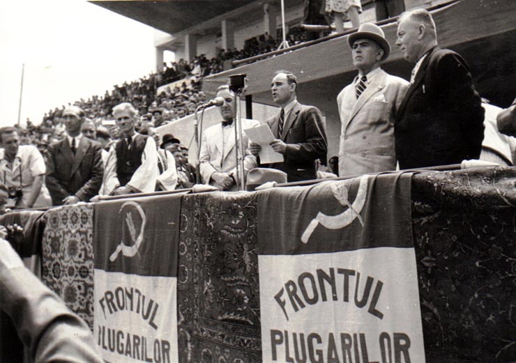 Gh.Gheorghiu Dej, rostindu-şi cuvântarea la Congresul Frontului Plugarilor ţinut, pe Stadionul A.N.E.F. (Romulus Zăroni, Petru Groza, Mihai Ralea).(24 iunie 1945)