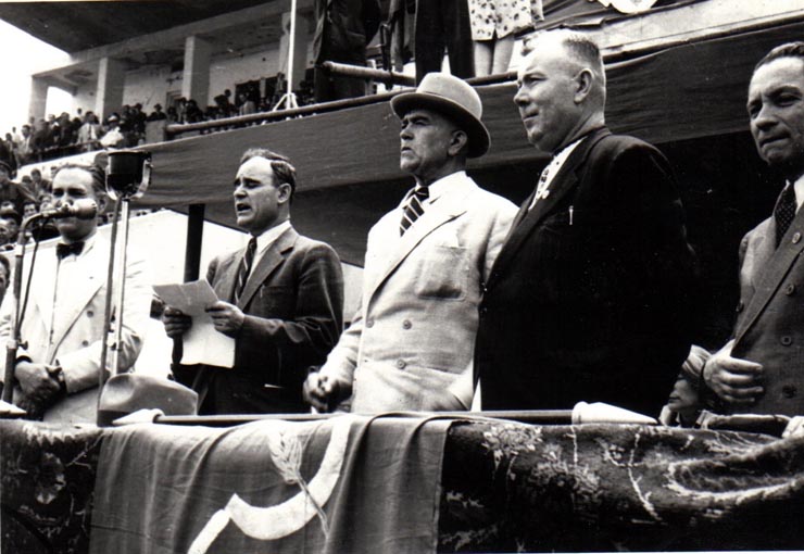 Gh.Gheorghiu Dej, rostindu-şi cuvântarea la Congresul Frontului Plugarilor, ţinut pe Stadionul A.N.E.F. din Capitală la 24 iunie 1945. (Mihai Ralea, Petru Groza, Romulus Zăroni, A.A.Epişev).(24 iunie 1945)