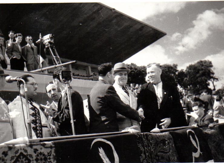 Gh.Gheorghiu Dej la tribună în timpul desfăşurării Congresului Frontului Plugarilor din 24 iunie 1945 de pe stadionul A.N.E.F. din Bucureşti (Miron Belea, Neagu Andrei, Petru Groza, Romulus Zăroni, Nicolae Ceauşescu).(24 iunie 1945)