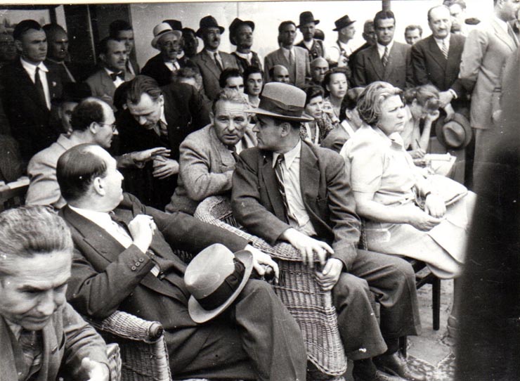 Aspecte de la primul Congres General al Frontului Plugarilor care a avut loc pe stadionul A.N.E.F. pe 24 iunie 1945. În tribuna oficială se află Gh.Gheorghiu Dej, P.Groza, Teohari Georgescu, Ana Pauker, etc.(P.Constantinescu Iaşi, Vasile Luca, Dumitru Ganef).(24 iunie 1945)