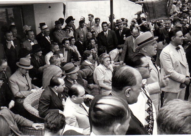 Aspecte din timpul primului Congres General al Frontului Plugarilor care a avut loc pe stadionul A.N.E.F. la 24 iunie 1945. În tribuna oficială se află Gh.Gheorghiu Dej, P.Groza, Teohari Georgescu, Ana Pauker, etc.(Mihai Ralea, Miron Bele, Teohari Georgescu,Vasile Luca, Dumitru Ganeff).(24 iunie 1945)