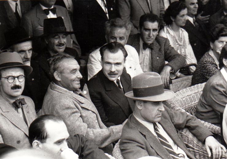 Aspecte din timpul primului Congres General al Frontului Plugarilor care a avut loc pe stadionul A.N.E.F. la 24 iunie 1945. În tribuna oficială se află Gh.Gheorghiu Dej, P.Groza, Teohari Georgescu, Ana Pauker, etc.(Vasile Luca, Dumitru Ganeff).(24 iunie 1945)