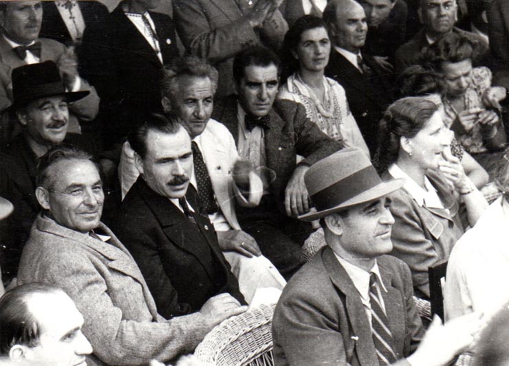 Aspecte din timpul primului Congres General al Frontului Plugarilor care a avut loc pe stadionul A.N.E.F. la 24 iunie 1945. În tribuna oficială se află Gh.Gheorghiu Dej, P.Groza, Teohari Georgescu, Ana Pauker, etc.(Vasile Luca, Dumitru Ganeff).(24 iunie 1945)