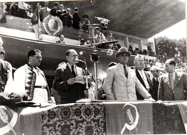 Aspecte din timpul primului Congres General al Frontului Plugarilor care a avut loc pe stadionul A.N.E.F. la 24 iunie 1945. În tribuna oficială se află Gh.Gheorghiu Dej, P.Groza, Teohari Georgescu, Ana Pauker, etc.(Miron Belea, ing. Profiri, Zăroni).(24 iunie 1945)