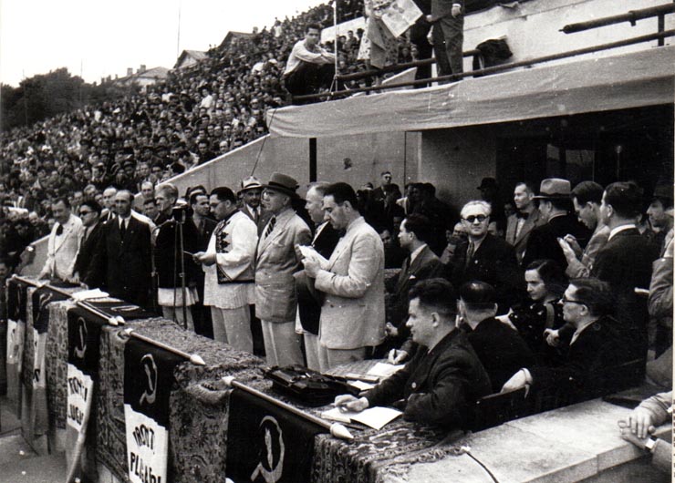 Aspecte din tribună, în timpul desfăşurării lucrărilor Congresului Frontului Plugarilor, de pe stadionul A.N.E.F. din Bucureşti (Miron Belea, Petru Groza, Romulus Zăronii, Mihai Ralea).(24 iunie 1945)