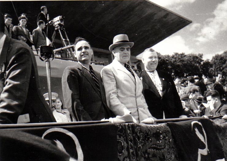 Gheorghe Gheorghiu Dej la tribună în timpul desfăşurării lucrărilor Congresului Frontului Plugarilor din 24 iunie 1945 de pe Stadionul A.N.E.F. din Bucureşti (Petru Groza, Romulus Zăroni).( iunie 1945)