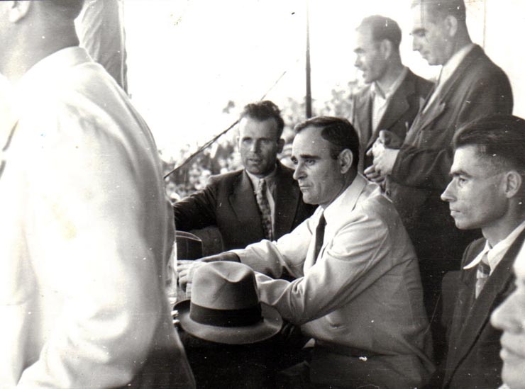 Gh. Gheorghiu Dej, Chivu Stoica, ş.a. făcând parte din prezidiul Adunării ceferiştilor de pe stadionul Giuleşti unde s-a dezbătut problema economatului.(16 august 1945)