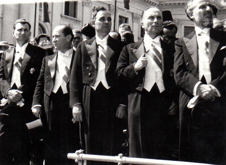 Gheorghe Gheorghiu Dej, L.Rădăceanu, Ştefan Voitec şi alte persoane în tribuna din Piaţa Palatului R.P.R. primind defilarea trupelor cu prilejul zilei de 23 august 1945 (Lucreţiu Pătrăşcanu, Teohari Georgescu).(23 august 1945)