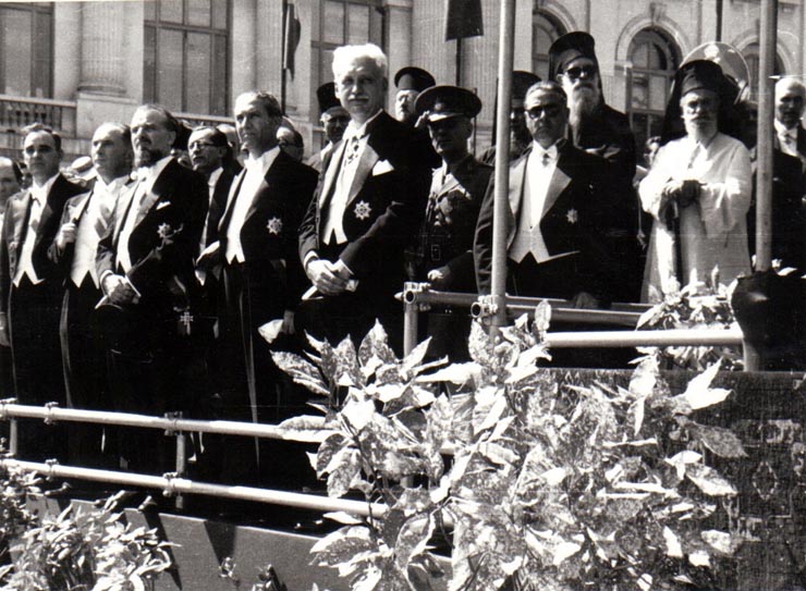 Gheorghe Gheorghiu Dej, L.Rădăceanu, Ştefan Voitec şi alte persoane, în tribuna din Piaţa Palatului R.P.R. primind defilarea trupelor cu prilejul zilei de 23 august 1945 (Teohari Georgescu, Petre Constantinescu Iaşi, prof. G.Nicolau).(23 august 1945)