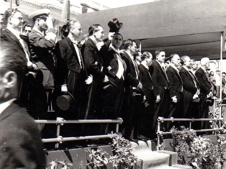 Gheorghe Gheorghiu Dej, Ştefan Voitec, L.Rădăceanu, Ştefan Nicolau şi alte persoane, primind defilarea trupelor din Piaţa Palatului cu prilejul zilei de 23 august (Mihai Ralea, Pătrăşcanu, Teohari Georgescu, Lotar Rădăceanu, prof.Nicolau).(23 august 1945)