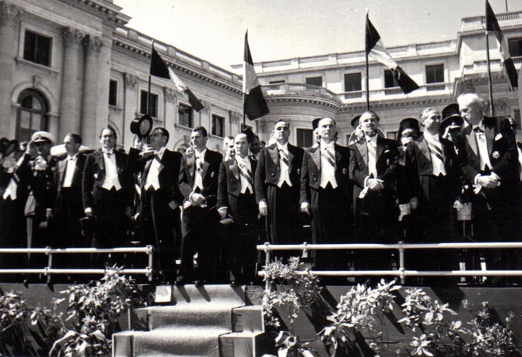 Gheorghe Gheorghiu Dej, Lotar Rădăceanu, Ştefan Voitec, Ştefan Nicolau şi alte persoane, în tribuna din Piaţa Palatului, primind defilarea trupelor cu prilejul zilei de 23 august 1945 (Mihai Ralea, Lucreţiu Pătrăşcanu, Teohari Georgescu, Lotar Rădăceanu, Petre Constantinescu Iaşi, prof.Nicolau).(23 august 1945)