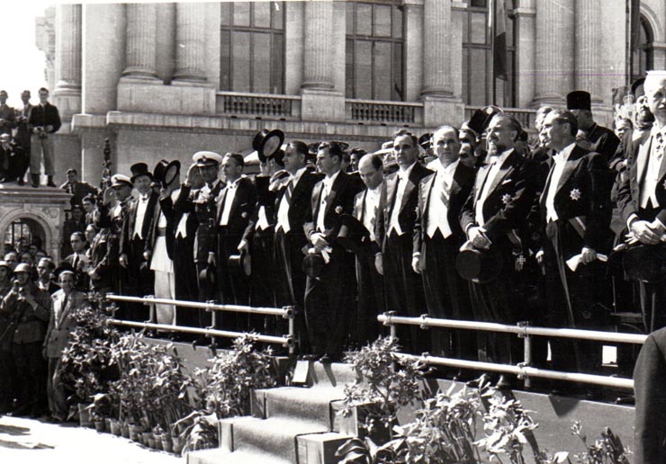 Gheorghe Gheorghiu Dej, Ştefan Voitec, Lotar Rădăceanu, Ştefan Nicolau şi alte persoane, primind defilarea trupelor din Piaţa Palatului, cu prilejul zilei de 23 august  (prof. G. Nicolau, Petre Constantinescu Iaşi, Lotar Rădăceanu, Teohari Georgescu, Lucreţiu Pătrăşcanu, Mihai Ralea).(23 august 1945)