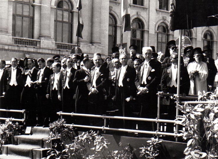 Gheorghe Gheorghiu Dej, Lotar Rădăceanu, Ştefan Voitec şi alte persoane, în tribuna din Piaţa Palatului R.P.R., primind defilarea trupelor cu prilejul zilei de 23 august 1945 (Mihai Ralea, Lucreţiu Pătrăşcanu, Teohari Georgescu, Lotar Rădăceanu, Petre Constantinescu Iaşi, prof. G. Nicolau).(23 august 1945)