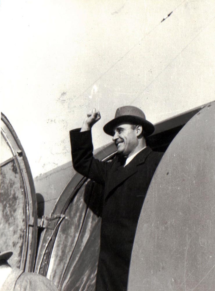 Gheorghe Gheorghiu Dej, coborând din avion pe aeroportul Băneasa, cu prilejul înapoierii de la Moscova, unde delegaţia română a obţinut din partea guvernului sovietic un ajutor în cereale.(13 septembrie 1945)