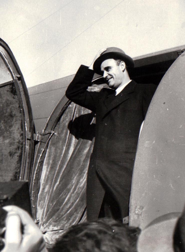 Gheorghe Gheorghiu Dej, coborând din avion pe aeroportul Băneasa, cu prilejul înapoierii de la Moscova, unde delegaţia română a obţinut din partea guvernului sovietic un ajutor în cereale.(13 septembrie 1945)