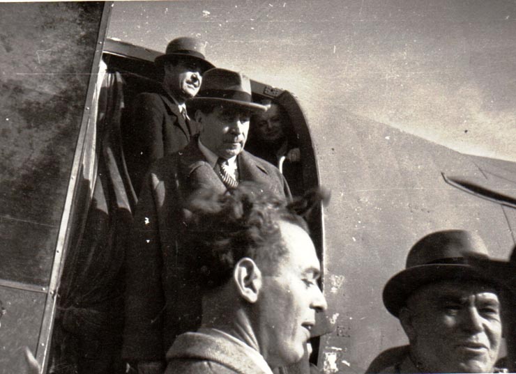 Gheorghe Gheorghiu Dej, Gh.Tătărescu, Petru Groza, coborând din avion pe aeroportul Băneasa, cu prilejul sosirii de la Moscova, au obţinut din partea guvernului sovietic un ajutor în cereale.(13 septembrie 1945)