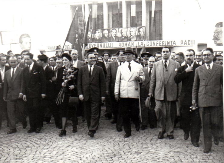 Plecarea de la mitingul din gara Băneasa care a avut loc cu prilejul înapoierii în ţară a delegaţiei guvernamentale române, care a participat la Conferinţa de Pace de la Paris. Din delegaţie au făcut parte Gheorghe Gheorghiu Dej, Şt.Voitec, Gh. Tătărescu, ş.a. (Florica Bagdazar, Petru Groza).(21 septembrie 1945)
