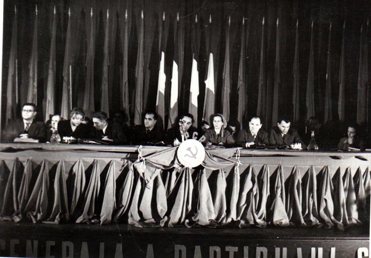 Gh.Gheorghiu Dej în prezidiul Conferinţei Naţionale a  P.C.R. (Miron Constantinescu, Ana Pauker, Vasile Luca, Constantin Pârvulescu, Mirza, Teohari Georgescu, Lucreţiu Pătrăşcanu, Olimpia Ţenescu).(17 octombrie1945)