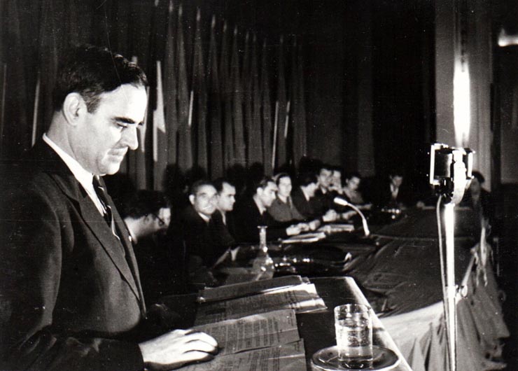 Gh.Gheorghiu Dej prezintă raportul politic al C.C. la Conferinţa Naţională a  P.C.R. (Miron Constantinescu, Ana Pauker, Vasile Luca, Constantin Pârvulescu).(17- 21 octombrie1945)