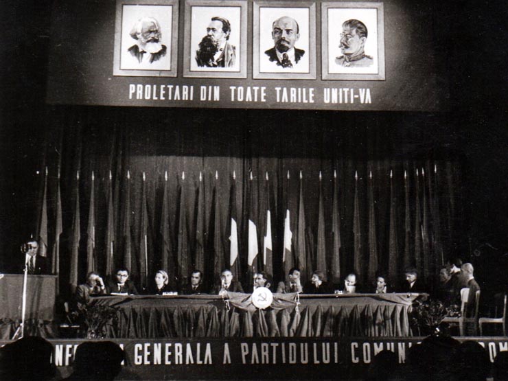 Gheorghe Gheorghiu Dej, expunând raportul politic al C.C. al P.C.R. la Conferinţa Naţională a P.C.R., care şi-a desfăşurat lucrările în aula liceului ”Mihai Viteazul” din Bucureşti (Constanţa Crăciun, Miron Constantinescu, C. Pârvulescu, Vasile Luca, Lucreţiu Pătrăşcanu, Ana Pauker, Teohari Georgescu, Olimpia Ţenescu, Gh. Vasilache).(17- 21 octombrie1945)