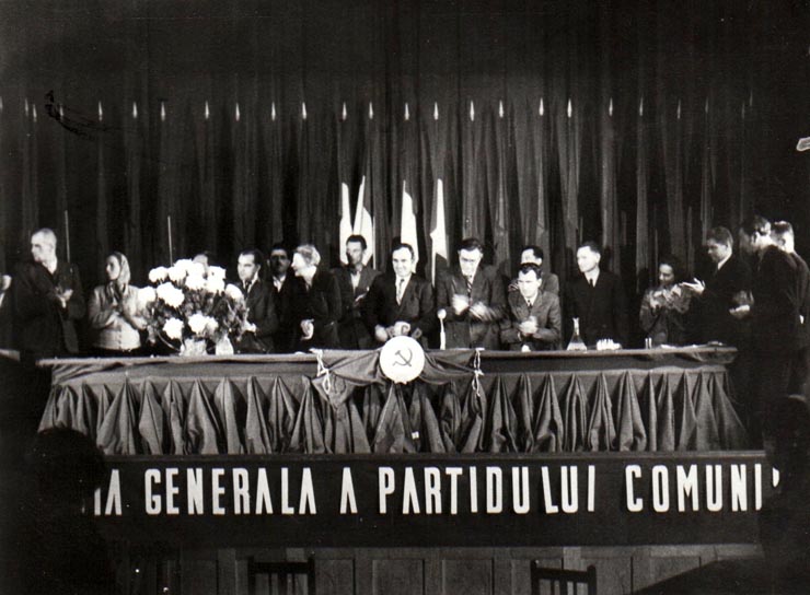 Gheorghe Gheorghiu Dej şi alte persoane în prezidiul Conferinţei Naţionale  a P.C.R., care şi-a desfăşurat lucrările în aula liceului ”Mihai Viteazul” din Bucureşti (Constantin Pârvulescu, Ana Pauker, Miron Constantinescu, Lucreţiu Pătrăşcanu, Iosif Rangheţ, Olimpia Ţenescu, Gheorghe Vasilichi).(17- 21 octombrie1945)