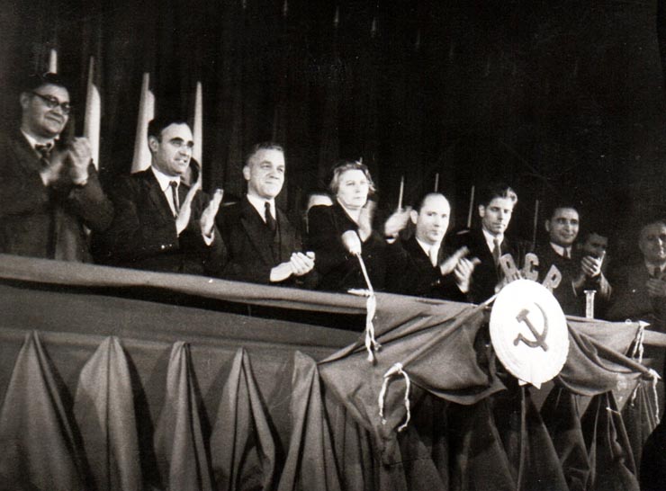 Gh. Gheorghiu Dej, Emil Bodnăraş, Gh. Apostol, Gh.Vasilichi, Dumitru Colin şi alte persoane în prezidiul Conferinţei Naţionale a P.C.R., care şi-a desfăşurat lucrările în aula liceului ”Mihai Viteazul” din Bucureşti (Miron Constantinescu,Ana Pauker, Teohari Georgescu).(17- 21 octombrie1945)
