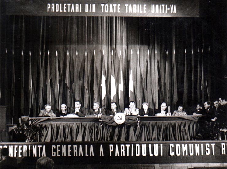 Aspect de la prezidiul Conferinţei Naţionale a P.C.R. care şi-a desfăşurat lucrările în aula liceului ”Mihai Viteazul” din Bucureşti (Constanţa Crăciun, Miron Constantinescu, Vasile Luca, Gh.Gheorghiu Dej, Lucreţiu Pătrăşcanu, Ana Pauker, Teohari Georgescu, Gh. Vasilichi, P.Constantinescu Iaşi).(17- 21 octombrie1945)
