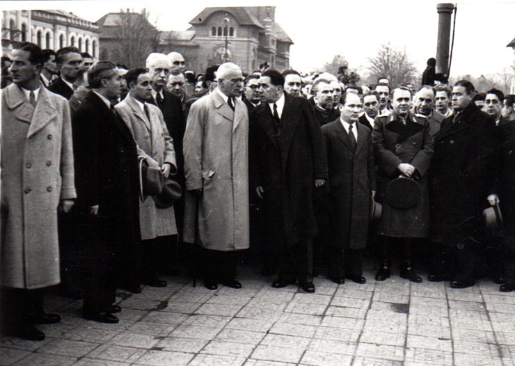 Gheorghe Gheorghiu Dej, Petru Groza, Ştefan Nicolau, P.Constantinescu Iaşi, Ştefan Voitec, L.Sălăjan şi alte persoane, în Piaţa Victoriei, la manifestaţia de doliu naţional, cu prilejul înmormântării victimelor de la 8 noiembrie 1945 (Gh.Tătărescu, Teohari Georgescu, general Vasiliu Răşcanu, Gh. Maurer).(12 noiembrie 1945)