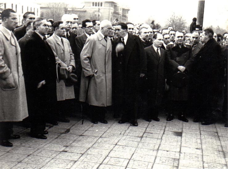 Gheorghe Gheorghiu Dej, Petru Groza, Ştefan Nicolau, P.Constantinescu Iaşi, Ştefan Voitec, L.Sălăjan şi alte persoane, în Piaţa Victoriei, la manifestaţia de doliu naţional, cu prilejul înmormântării victimelor de la 8 noiembrie 1945 (Gh.Tătărescu, Teohari Georgescu, general Vasiliu Răşcanu, Gh. Maurer, Alexandrescu).(12 noiembrie 1945)