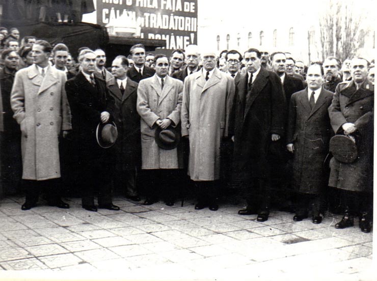 Gheorghe Gheorghiu Dej, Petru Groza, Ştefan Nicolau, P.Constantinescu Iaşi, Ştefan Voitec, L.Sălăjan şi alte persoane, în Piaţa Victoriei, la manifestaţia de doliu naţional, cu prilejul înmormântării victimelor de la 8 noiembrie 1945 (Gh.Tătărescu, Teohari Georgescu, general Vasiliu Răşcanu, Mihai Ralea, Alexandrescu, prof. Nicolau).(12 noiembrie 1945)