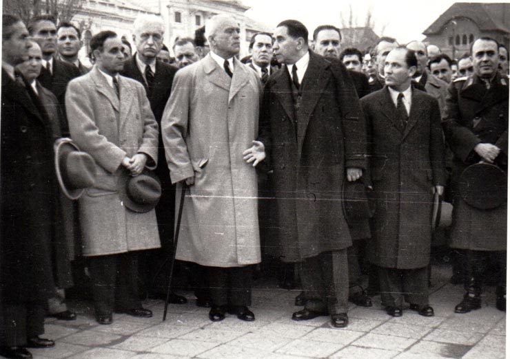 Gheorghe Gheorghiu Dej, Petru Groza şi alte persoane la funerariile victimelor bandelor lui Maniu şi Brătianu din 8 noiembrie 1945 (Petre Constantinescu Iaşi, Gh. Tătărescu, Teohari Georgescu, general Vasiliu Răşcanu, prof. G.Nicolau, Mihai Ralea, Dumitru Petrescu).(12 noiembrie 1945)