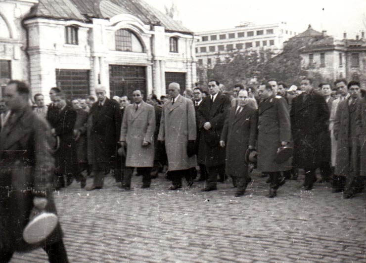 Gheorghe Gheorghiu Dej, Petru Groza şi alte persoane la funerariile victimelor bandelor lui Maniu şi Brătianu din 8 noiembrie 1945 (prof. G.Nicolau, Gh. Tătărescu, general Vasiliu Răşcanu, I.G.Maurer, Mişa Ratusnil).(12 noiembrie 1945)
