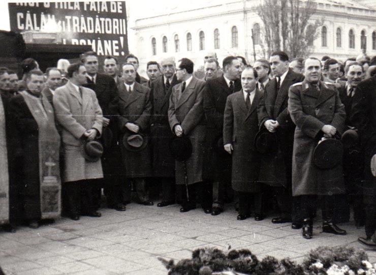 Gheorghe Gheorghiu Dej, Prof. Nicolau şi alte persoane în faţa catafalcului victimelor bandelor lui Maniu şi Brătianu din 8 noiembrie 1945 (Alexandrescu, Mihai Ralea, Teohari Georgescu, G.Tătărescu, general Vasiliu Răşcanu).(12 noiembrie 1945)