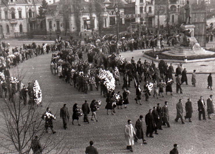 Un număr impresionant de oameni ai Capitalei au condus pe ultimul lor drum victimele bandelor lui Maniu şi Brătianu din 8 noiembrie 1945.(12 noiembrie 1945)