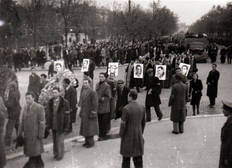 Un număr impresionant de oameni ai Capitalei au condus pe ultimul lor drum victimele bandelor lui Maniu şi Brătianu din 8 noiembrie 1945.(12 noiembrie 1945)