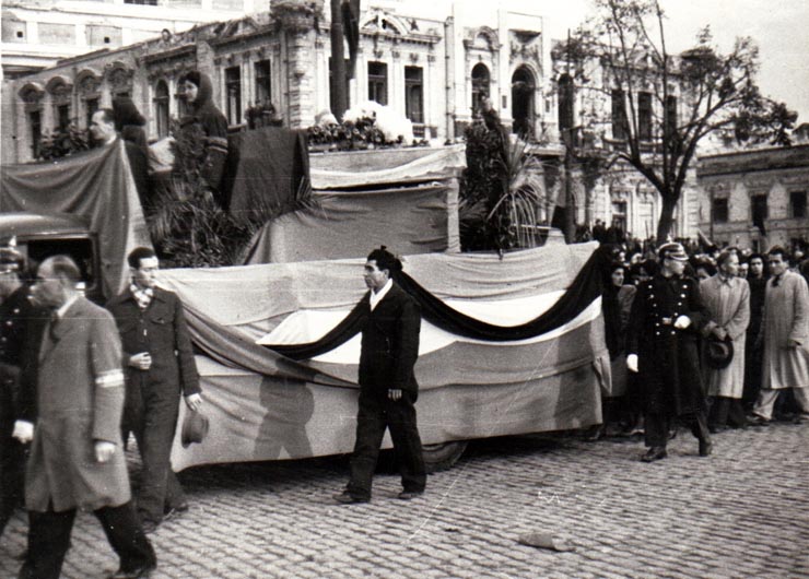 Un număr impresionant de oameni ai Capitalei au condus pe ultimul lor drum victimele bandelor lui Maniu şi Brătianu din 8 noiembrie 1945.(12 noiembrie 1945)