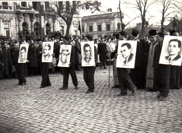 Un număr impresionant de oameni ai Capitalei au condus pe ultimul lor drum victimele bandelor lui Maniu şi Brătianu din 8 noiembrie 1945.(12 noiembrie 1945)